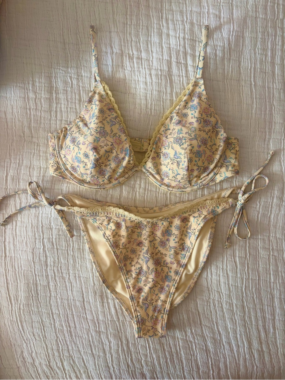 Hollister Stitched Trim Butter Yellow Bikini Set - underwire top, cheeky bottom